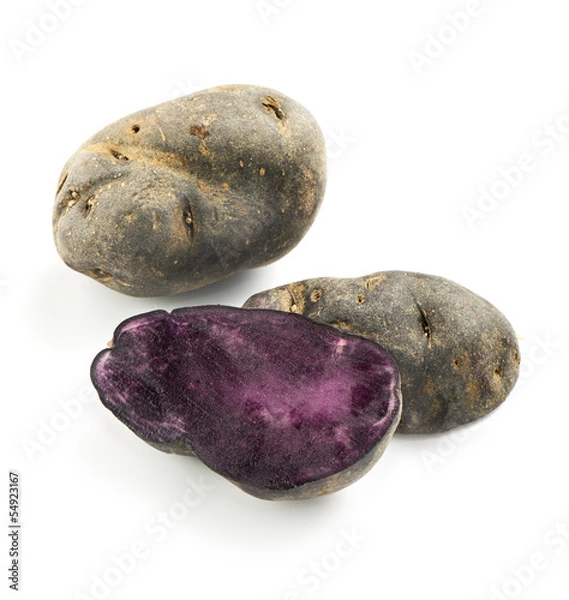 Fototapeta ziemniaki truflowe pokrojone na pół na białym tle
