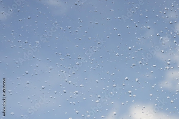 Fototapeta 물방울이 맺힌 창문 밖으로 보이는 푸른 하늘