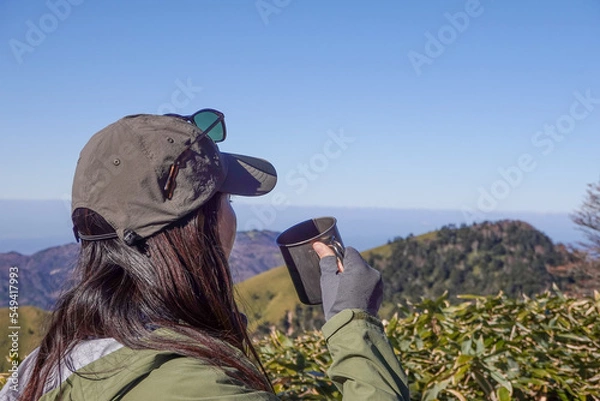 Fototapeta 山で休憩