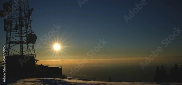 Fototapeta querformat, sonnenstern, sonnenaufgang am schöckl im vordergrund ein Strommast, banner , header
