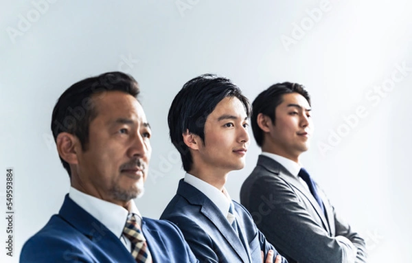 Fototapeta 遠くを見る幅広い世代のビジネスマン