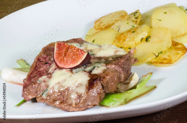 Obraz Steak with roquefort and figs
