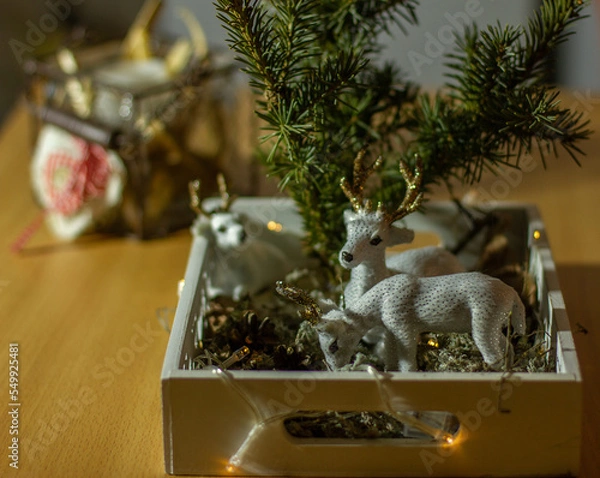 Obraz Рождественская декорация с елью, белыми оленями  в загоне