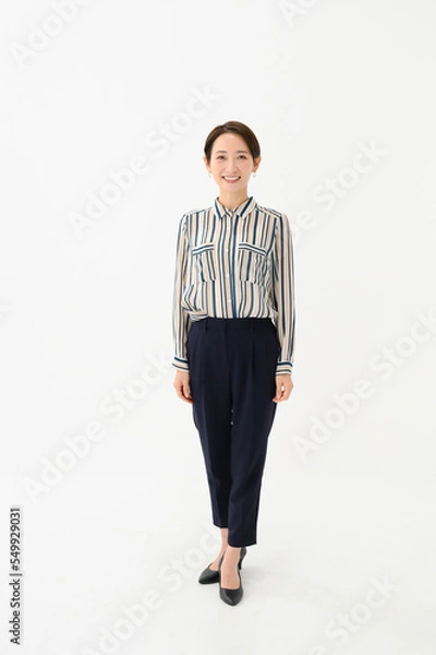 Fototapeta 女性ポートレート　白バック　全身