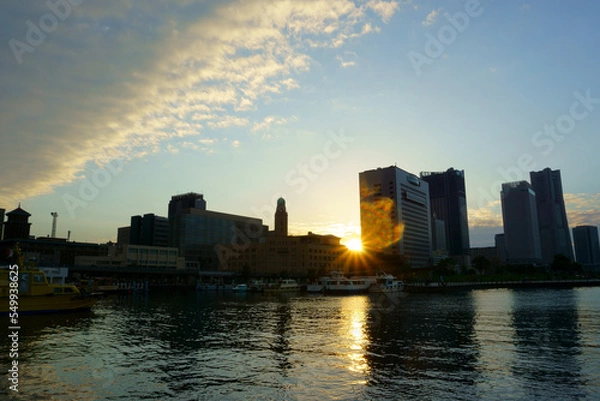 Obraz Japan, Yokohama. Sunset between Minato Mirai buildings