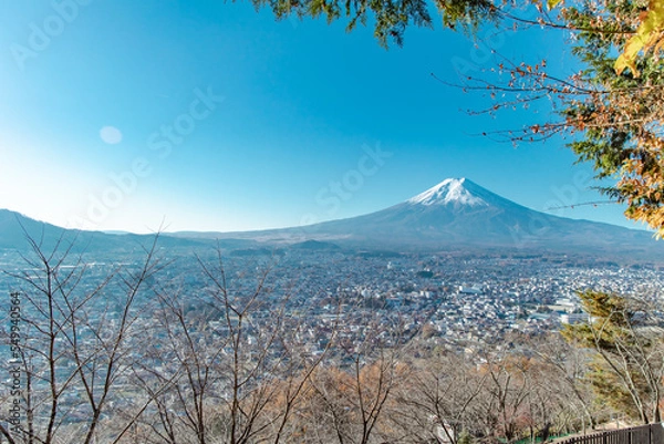 Fototapeta 街を見下ろす富士山