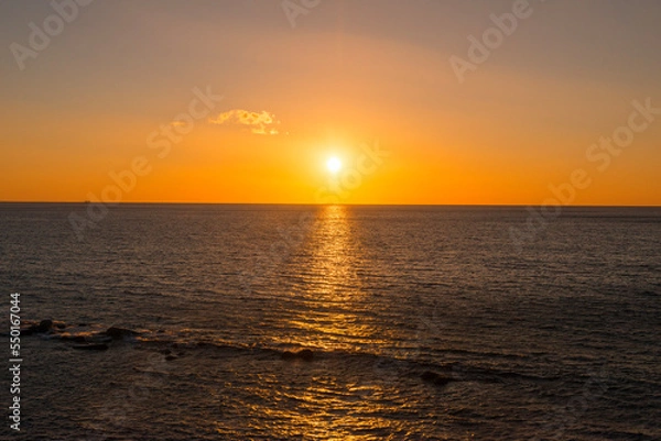 Obraz 海岸と海に朝日の太陽