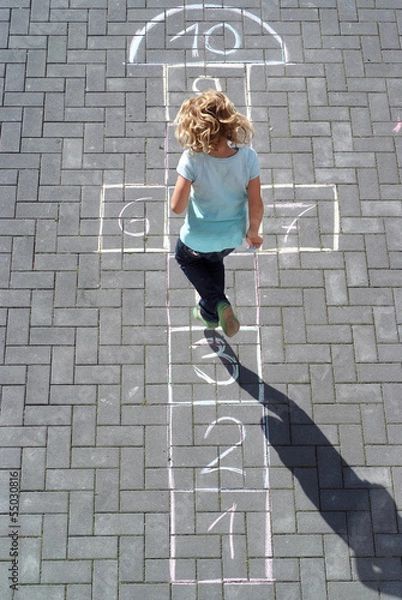 Obraz Mädchen springt Hüpfkästchen