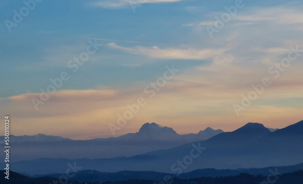 Obraz Montagne dell’Appennino nel cielo azzurro e colorato della sera