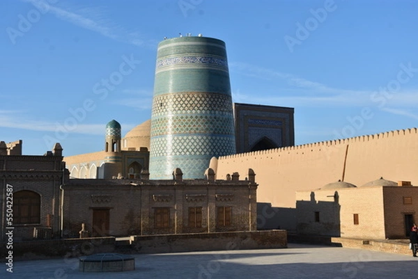 Fototapeta Minaret Kalta-Minar with oriental pattern overlooking the central square in the old city of Khiva in Uzbekistan