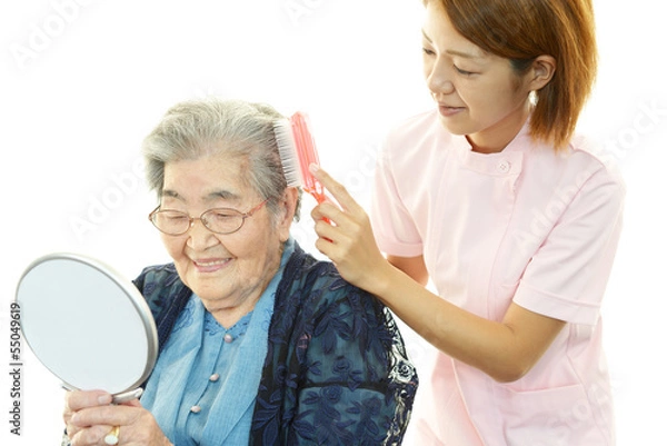 Fototapeta 髪を整える笑顔の高齢者