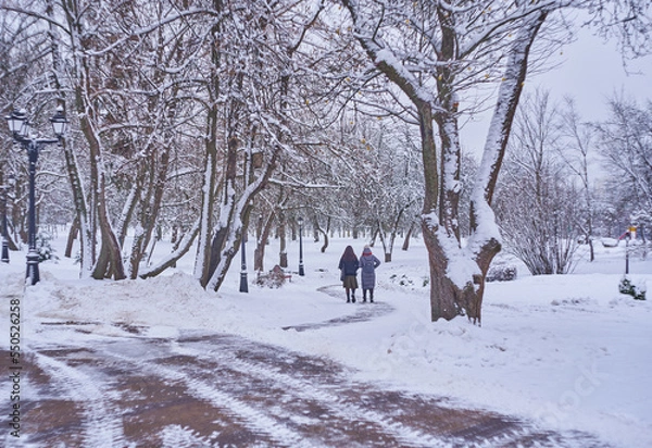 Obraz people walking in winter forest