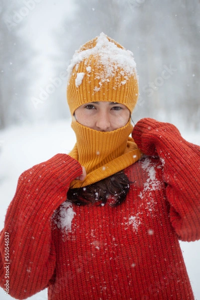 Obraz girl fixing her hat