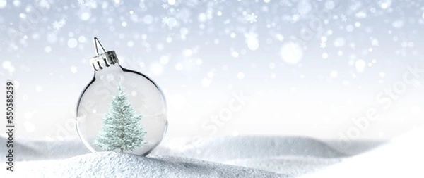 Obraz Christbaum in einer Weihnachtskugel im Schnee