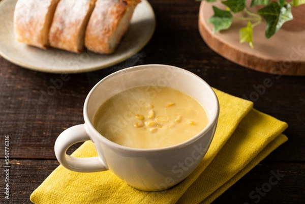 Fototapeta ほんわか湯がが立つ、温かいコーンポタージュスープ
