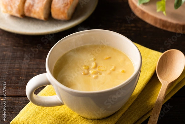 Fototapeta ほんわか湯がが立つ、温かいコーンポタージュスープ