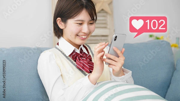 Fototapeta スマートフォンを操作をする女子高校生	