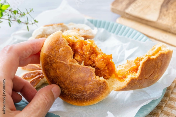 Fototapeta 焼けたピザまんを食べる