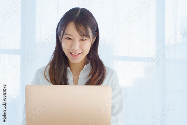 Obraz パソコンと笑顔の若い女性