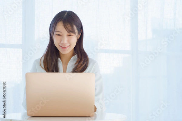 Obraz 楽しそうにパソコンを操作する若い女性