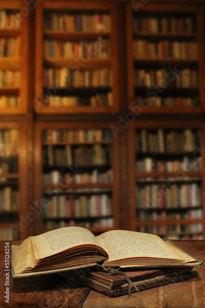 Obraz ustawienie biblioteki ze starymi książkami