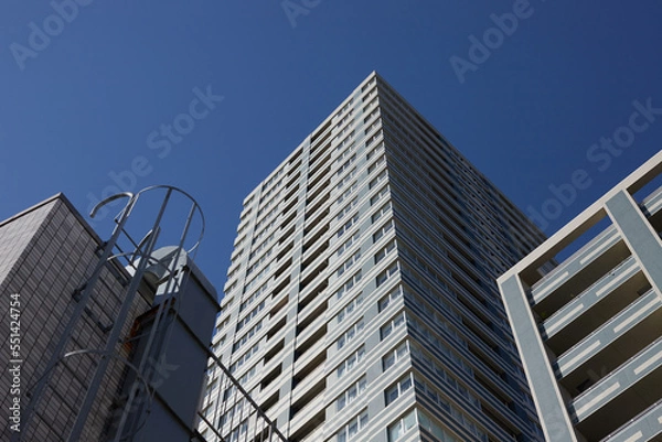 Fototapeta 綺麗な青空と高層ビルのマンション