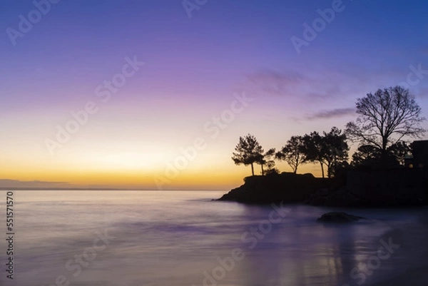 Fototapeta Vue sur la mer depuis la cale de Beg Meil a l'aube 