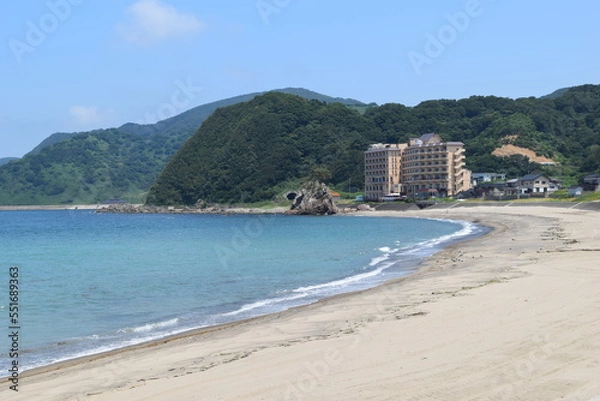 Fototapeta 由良海岸 日本の渚百選 快水浴場百選 ／ 山形県鶴岡市にある由良海岸は、日本の渚百選、快水浴場百選にも選ばれた、庄内浜のシンボル的な海岸です。近くには由良海水浴場、白山島など風光明媚な美しい景観が続きます。白山島はその景観から「東北の江ノ島」と呼ばれています。