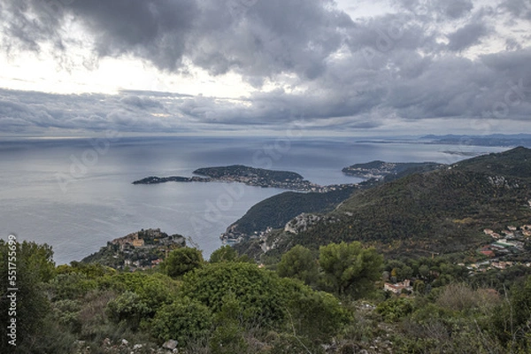 Obraz Panorama en bord de mer sur la Côte d'Azur avec comme paysage un ciel menaçant et un coucher de soleil et des falaises