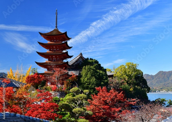 Fototapeta 秋の宮島の五重塔