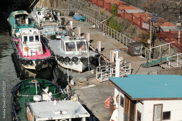 Obraz 横浜市大岡川の船着き場に停泊している小型船