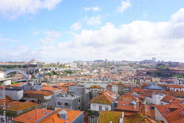 Obraz ポルトガルのポルトの赤い屋根の家屋と街並みの風景