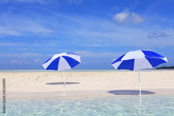 Fototapeta 沖縄の美しい砂浜とビーチパラソル