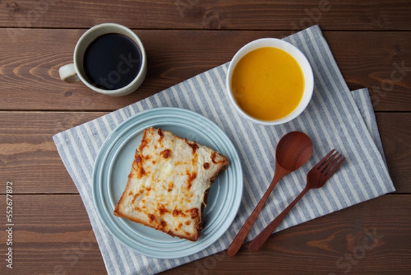 Fototapeta クロックムッシュとホットコーヒーとポタージュスープの朝食