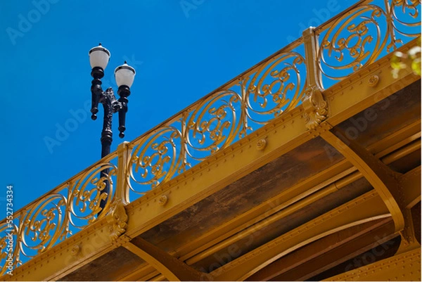 Obraz SAO PAULO - DECEMBER 07, 2017: Detail of the side railing design of the famous pedestrian-only Santa Ifigenia Viaduct in downtown Sao Paulo on a sunny day with a lamppost