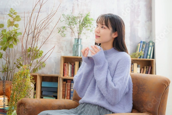 Obraz 飲み物を手にホッとする若い女性