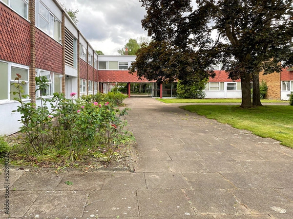 Fototapeta A courtyard at Parkleys, a post-war private low-rise Modernist housing estate in Ham, South-West London, near Richmond. Designed by Eric Lyons, built by SPAN Developments. 