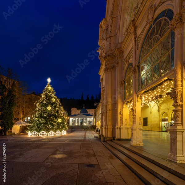 Obraz Decorated main colonnade at Advent time with Christmas tree - evening photography of Czech spa town Marianske Lazne (Marienbad) - Czech Republic, Europe