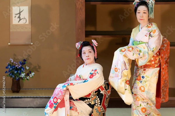 Fototapeta 着物姿で扇子を持って日本舞踊を踊る二人の年配の日本人女性