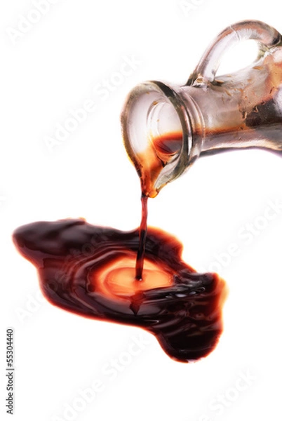 Fototapeta karafka z octem balsamicznym na białym tle na białym tle