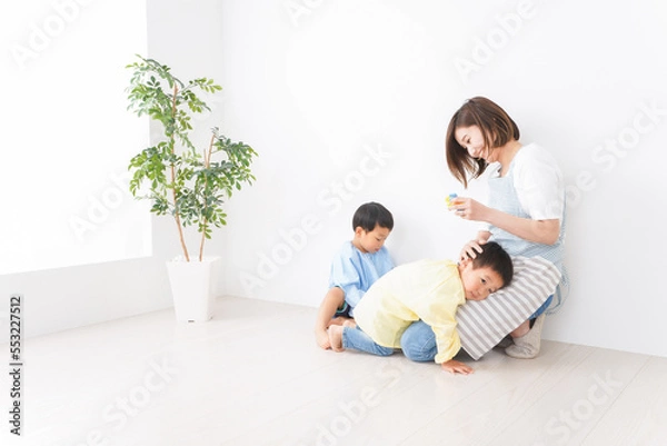 Fototapeta 幼稚園でお遊戯をする子どもと先生