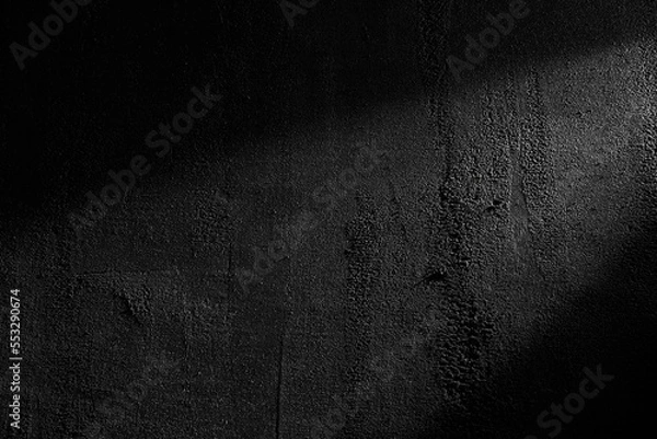 Fototapeta Czarna ściana szorstka tekstura, betonowa podłoga lub stare tło grunge, oświetlone przez Sun Ray. Zamknij ciemną powierzchnię grafitu do nowoczesnego projektowania tła. Koncepcja tekstur i tła.