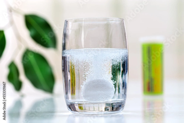 Fototapeta Tablet effervescence in situation in a glass of water