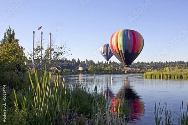 Fototapeta Tęczowy balon na ogrzane powietrze w dzielnicy Old Mill, Bend, Oregon