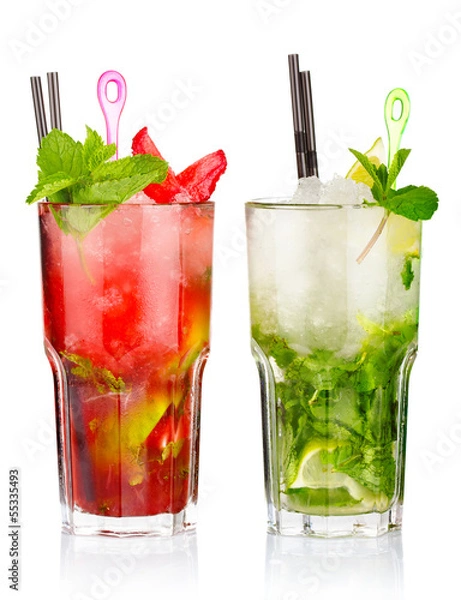 Obraz Dwa koktajle mojito z owocami truskawek i limonki na białym tle
