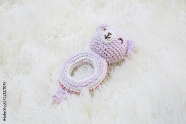 Obraz 赤ちゃん用のクマのおもちゃ、ピンクのラトル