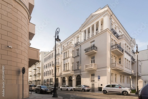 Obraz Widok na ulice w centrum miasta. Polska. Lublin. Odnowiona kamienica w mieście. Wschód słońca