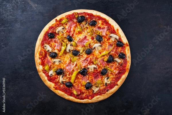 Fototapeta Traditionelle italienische Pizza Prosciutto e Funghi mit Schinken, Pilzen und Mozzarella serviert als close-up auf einem alten rustikalen Board 