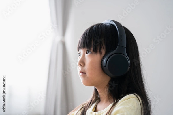 Obraz ヘッドフォンをつけた日本人小学生の女の子