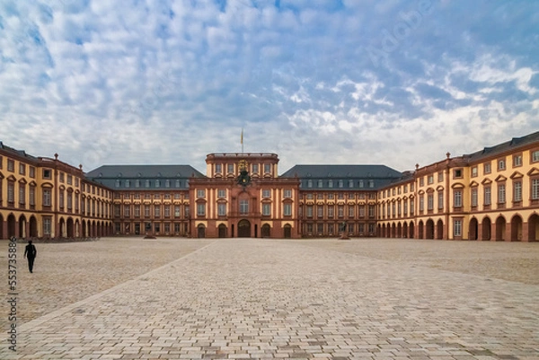 Obraz Picturesque view of the central part (Mittelbau) of the famous baroque palace "Mannheim Palace" with the Court of Honor (Ehrenhof) in front, on a cloudy day in Mannheim, Baden-Württemberg, Germany.